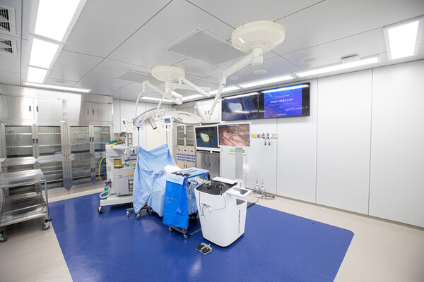 Surgical room simulation, where monitors and various equipment can be operated first-hand, at SNUBH's SMART Simulation Center in Bundang, Gyeonggi Province. Most devices are the same as those used in the hospital. (credit: SNUBH)