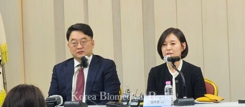Hanmi Science CEO Lim Joo-hyun (right) and OCI Holdings Chairman Lee Woo-hyun explain the reasoning behind the two companies' merger during a press conference held at Hanmi headquarters in Songpa-gu, Seoul, Monday.