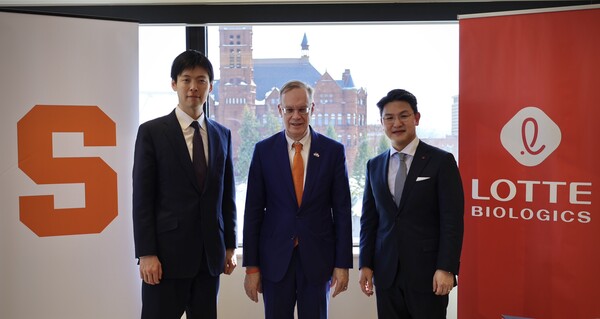 Officials from Lotte Biologics and Syracuse University pose for a photo after signing the cooperation agreement at the university located in Syracuse, New York, on Tuesday. They are from right, Lotte Biologics CEO Richard Lee, Syracuse Chancellor and President Kent Syverud, and Lotte Biologics CSO Shin Yoo-yeol. (credit: Lotte Biologics)