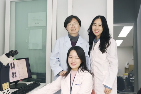 Front: Dr. Jeong Bo-hyeon, Back from left: Dr. Lee Da-yong, Dr. Cho Sung-hee (Courtesy of KRIBB)