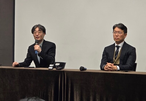 Coree Group Chairman Lim Jong-yoon (left) and Hanmi Fine Chemical CEO Lee Jong-hoon explain whats in store for the company under their leadership at the SINTEX Hall in Suwon Science College in Suwon, Gyeonggi Province on Thursday.(Credit: KBR)