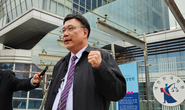 Lee Byung-cheol, a lawyer handling the lawsuit to cancel the medical school enrollment quota increase, forewarned a class action lawsuit by the association of medical students on Thursday. (KBR photo)