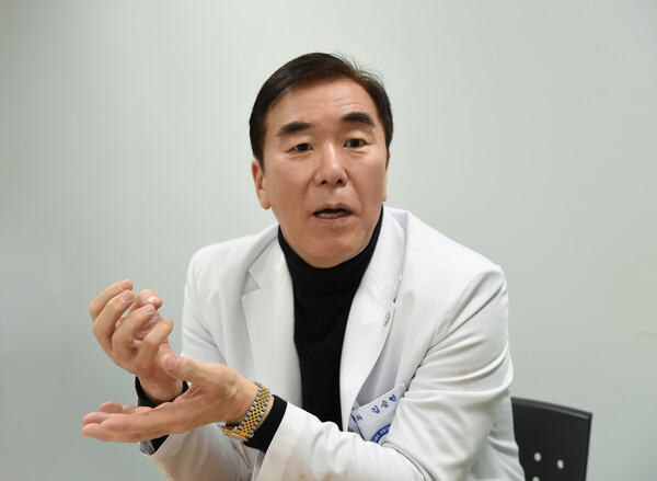 During a recent interview with Korea Biomedical Review, Professor Kim Seung-hyun of the Department of Neurology at Hanyang University Medical Center explains Lou Gehrig’s disease. (Courtesy of Hanyang University Medical Center)
