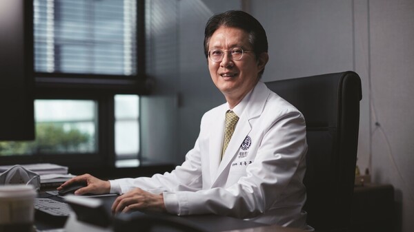 Dr. Choi Dong-hoon, president of the Korean Society of Interventional Cardiology and a professor of the Cardiovascular Department at Severance Hospital, said that the “Plan to Enhance Compensation for Interventional Procedures for Severe Heart Disease” could boost the careers of young doctors in regional hospitals. (Courtesy of Severance Hospital)