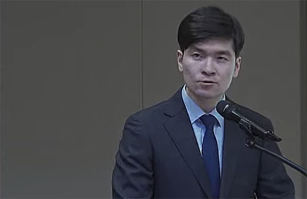 Kim Eun-sik, a resigned trainee doctor representing Severance Hospital, spoke on Tuesday's ongoing standoff between the government and the medical community at a symposium organized by the Faculty Council of Yonsei University College of Medicine. (KBR photo)