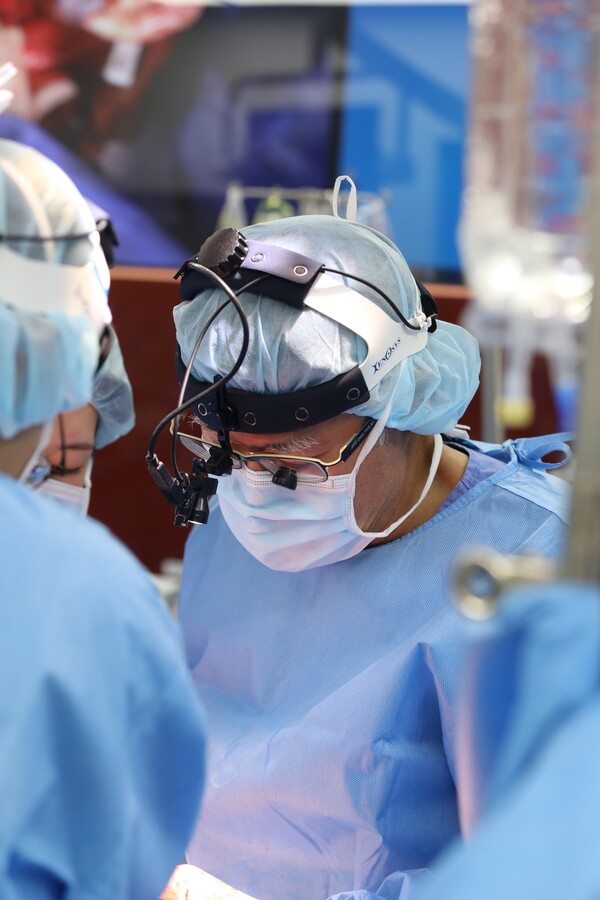 Myongji Hospital Prof. Paik performs lung transplant on 71-year-old patient