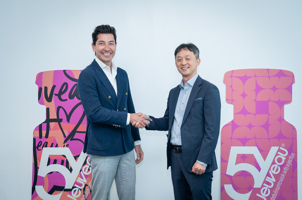 Daewoong Pharmaceutical CEO Park Sung-soo (right) and Evolus CEO David Moatazedi shake hands at Daewoong Nabota Plant in Hwaseong, Gyeonggi Province, on May 29. (Credit: Daewoong)