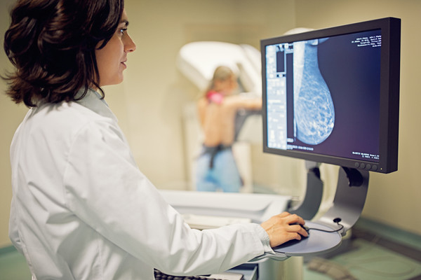 Automated mammography performed similarly to manual screening in detecting early breast cancer metastases. (Credit: Getty Images)