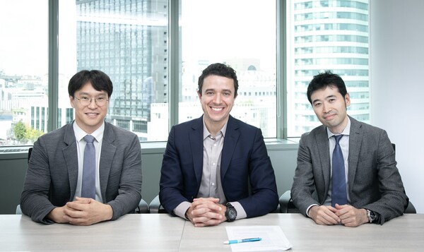 From left, Professors Kang Jee-hoon, Guilherme Attizzani, and Yohei Ohno. (Credit: Medtronic Korea)