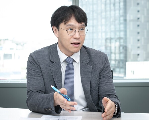 Professor Kang Jee-hoon at Seoul National University Hospital explains the need to lower the insurance eligibility for TAVI in Korea during a recent interview with Korea Biomedical Review at Medtronic Korea headquarters in Gangnam-gu. (Credit: Medtronic Korea)