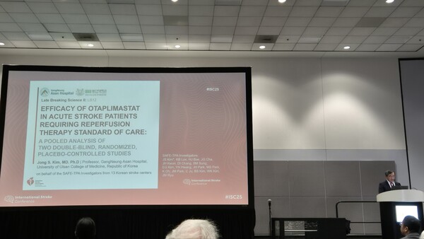Professor Kim Jong-sung of the Department of Neurology at GangNeung Asan Hospital presented the results of a pooled analysis of the phase 2 clinical trial of otaplimastat (code name SP-8203) at the International Stroke Congress 2025 in Los Angeles, U.S., on Thursday last week, local time. (Courtesy of Shinpoong Pharmaceutical)