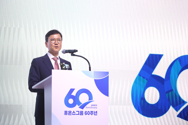 Huons Group held its 60th anniversary celebration event on Friday at its headquarters in Pangyo, Seongnam. Chairman Yoon Sung-tae delivered congratulatory remarks during the ceremony. (Courtesy of Huons Group)