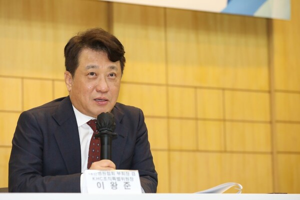 Lee Wang-jun, vice president of the Korean Hospital Association, said he would make future technologies a core agenda of the International Hospital Federation and implement them through the “AI Healthcare Global Action Plan,” at a press conference held in Seoul on Monday. (Courtesy of KHA)
