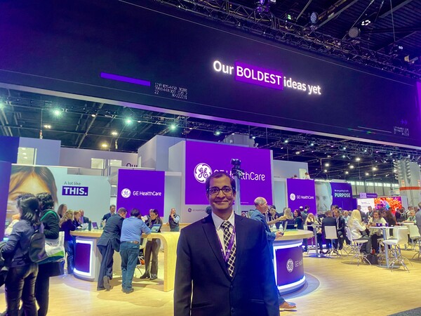 Rajan Kalidindi, chief commercial and strategy officer for ASEAN, Korea and Australia at GE HealthCare, stands at the company’s booth at McCormick Place on Dec. 3, outlining how AI-first MRI and nuclear imaging could help Korean hospitals keep cancer and stroke care moving despite strained workforces. (Credit: Korea Biomedical Review)