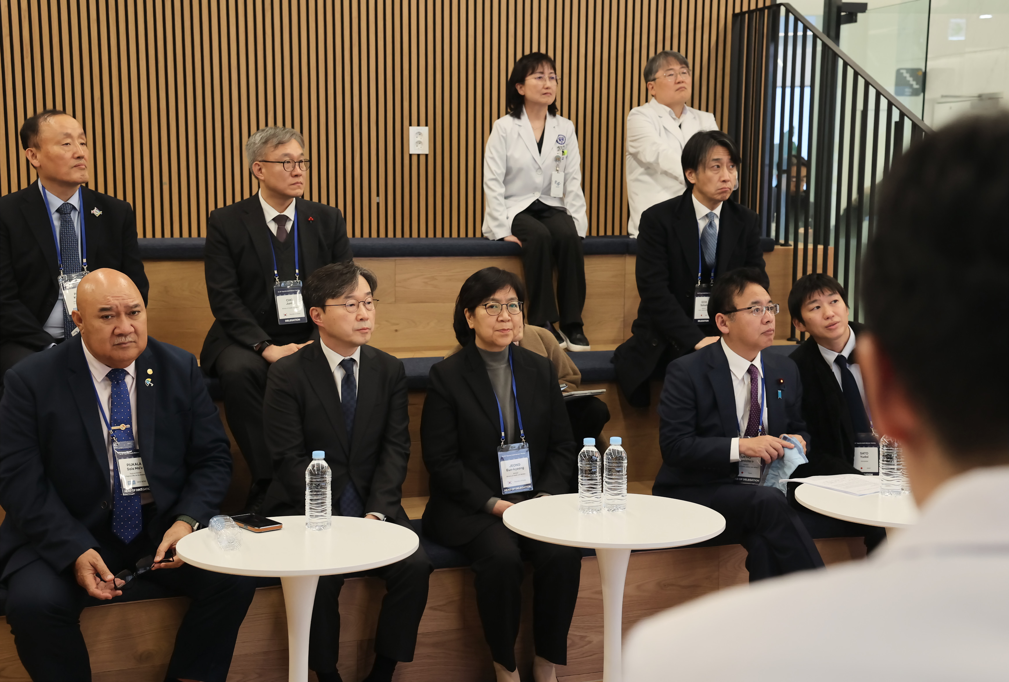 (from left) WHO Regional Director for the Western Pacific Saia Ma’u Piukala, Severance Hospital General Director Lee Kang-young, Minister of Health and Welfare Jeong Eun-kyeong, and Japan’s Minister of Health, Labour and Welfare Ueno Kenichiro listen to a presentation on AI medical devices at Severance Hospital last Saturday. (Credit: Severance Hospital)