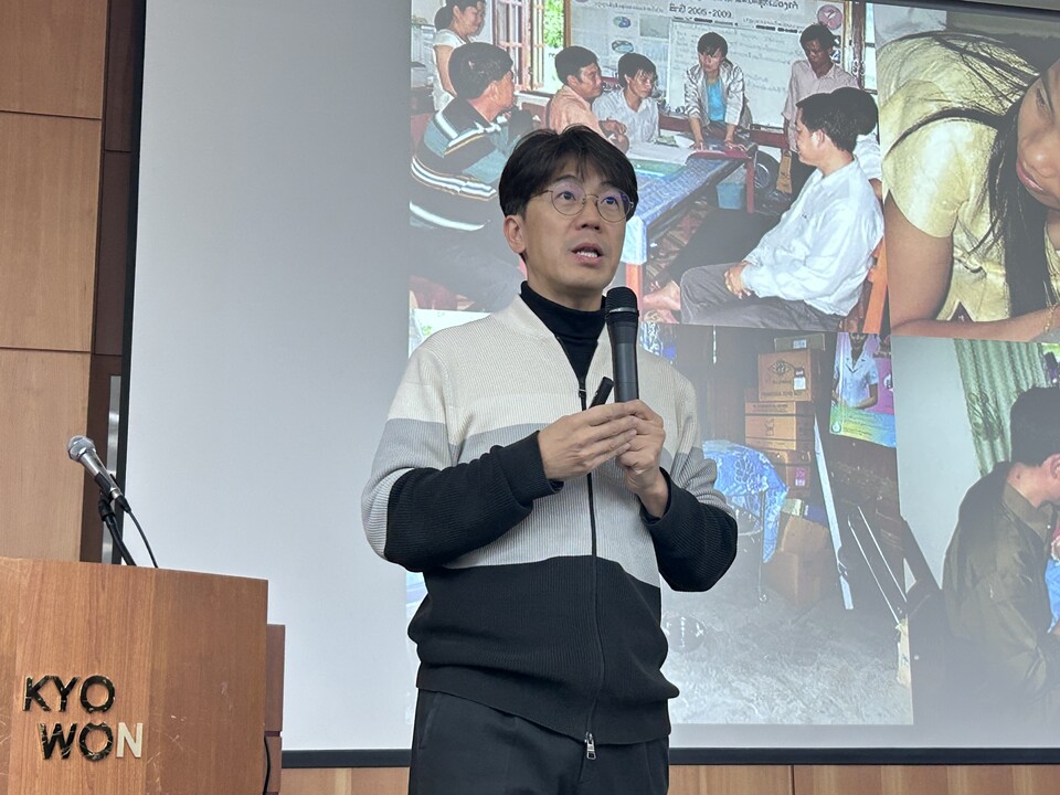 Dr. Park Geon-hee, director of Pyeongchang County Health Center, delivered a lecture, “International Health and Community Health You Can't Learn from Books,” during the “KMI-Korean Doctors Weekly Global Health Leadership Camp” held at the Kyowon Gapyeong Vision Center in Gyeonggi Province from Friday to Saturday. (KBR photo)