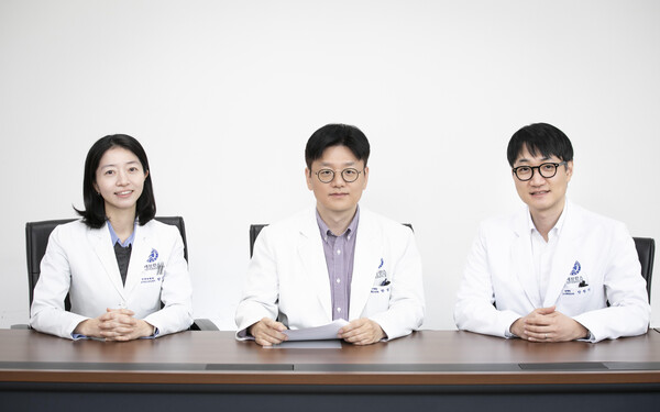 From left, Professors Hahn Seung-min, Han Jung-woo, and An Won-ki discussed the latest trends in hemophilia treatment during a recent interview with Korea Biomedical Review. (KBR photo)