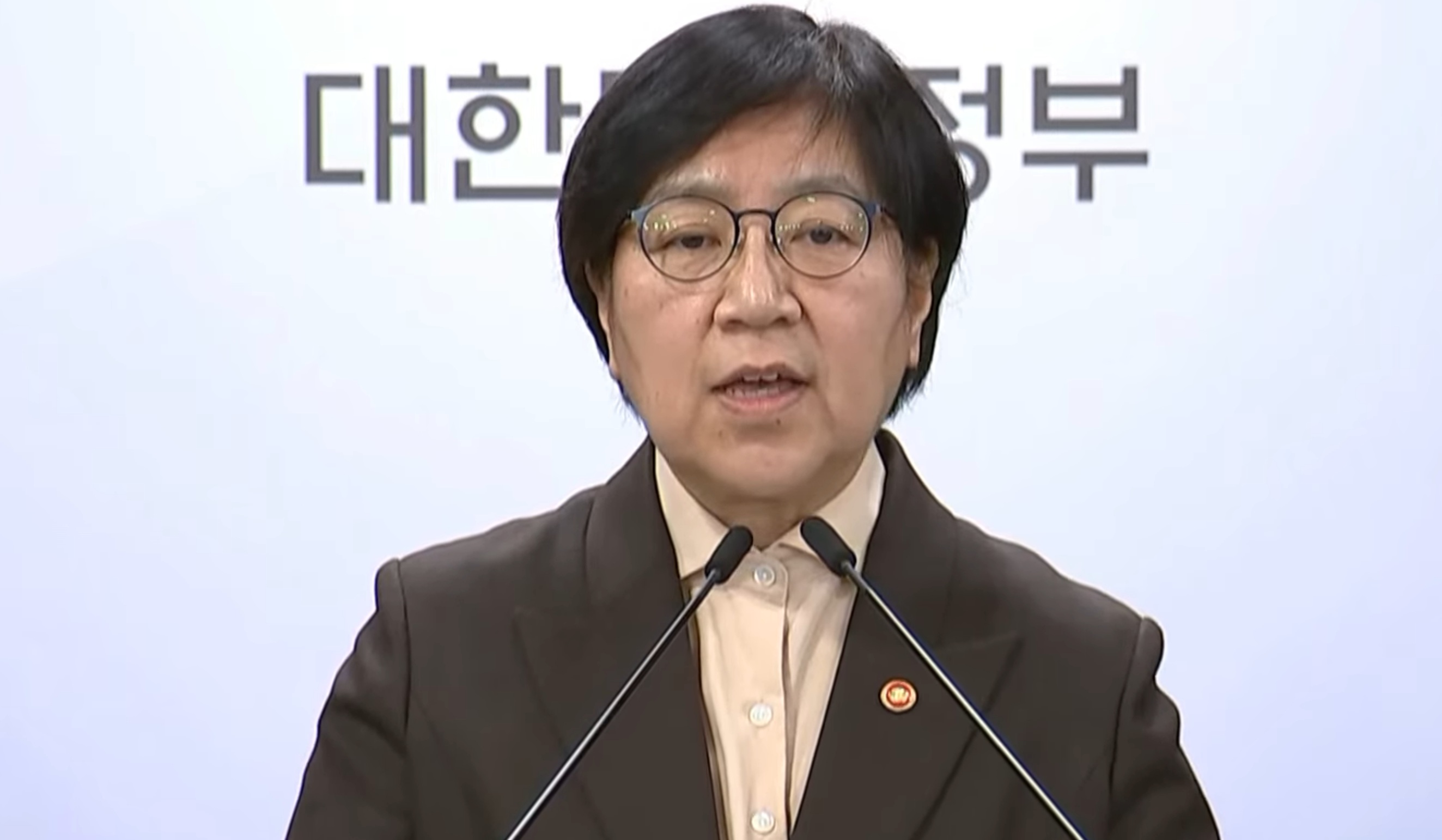 Minister of Health and Welfare Jeong Eun-kyeong announces the government’s medical school quota expansion plan at Government Complex Seoul on Tuesday. (Screen captured from JTBC)
