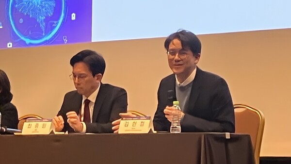 Professor Kim Hyun-cheol (right) of the Department of Preventive Medicine at Yonsei University College of Medicine said that AI should be used not to replace human labor but as a catalyst to address structural issues in Korea’s healthcare system. (KBR photo)
