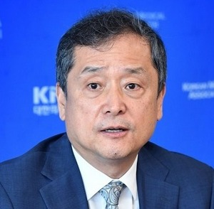 [Column] The need for a Korean-style primary care physician system < Opinion < Article